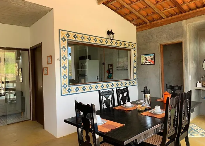 Casa Amarela - 3 suítes e piscina